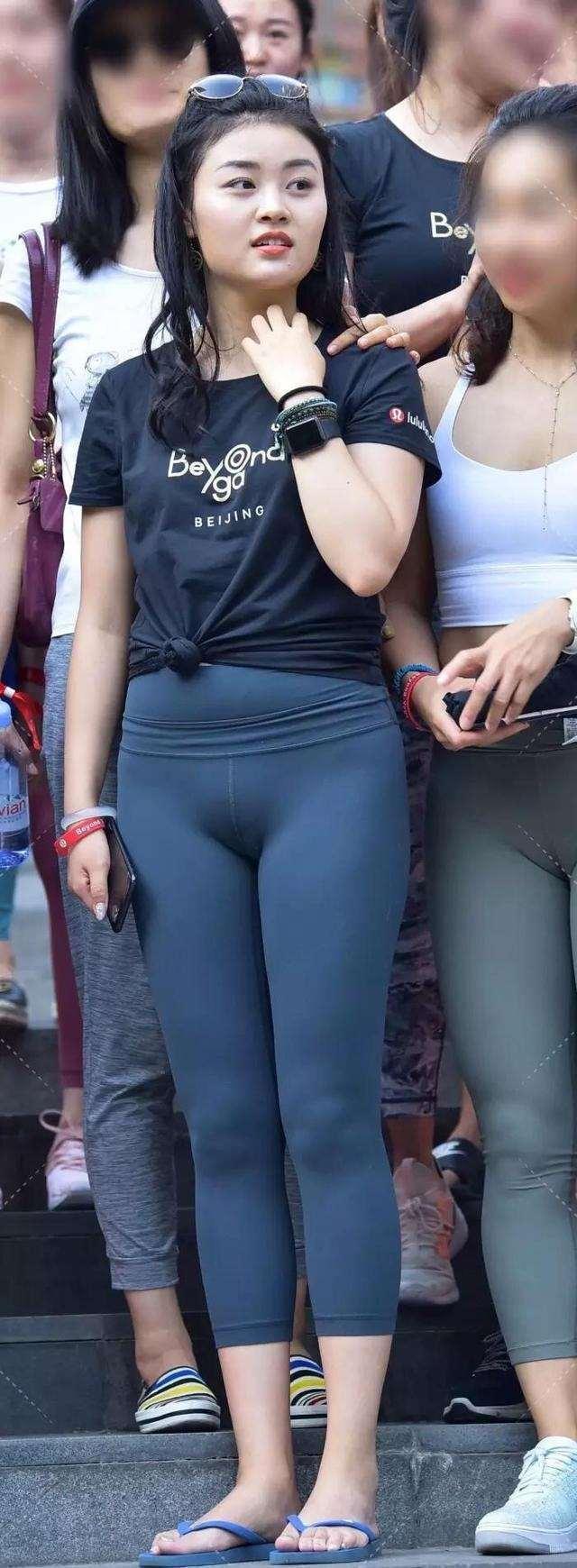 时髦个性的瑜伽裤显得优雅大气,夏季长款瑜伽裤的搭配