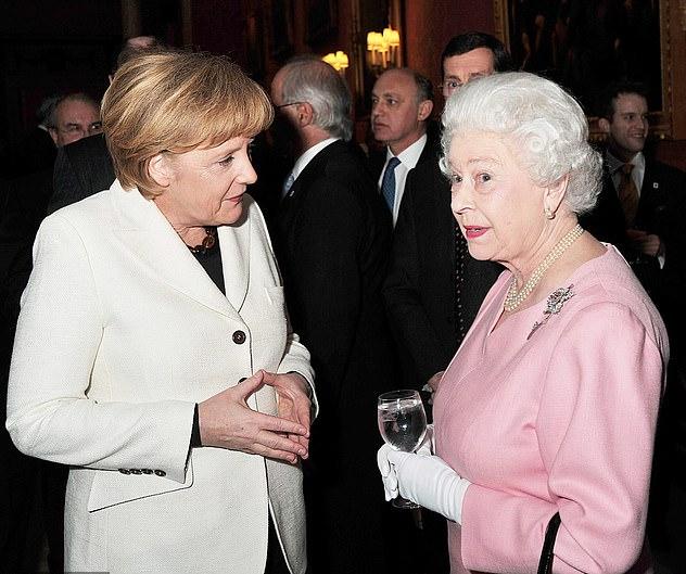 伊丽莎白女王接见默克尔,默克尔和英国女王
