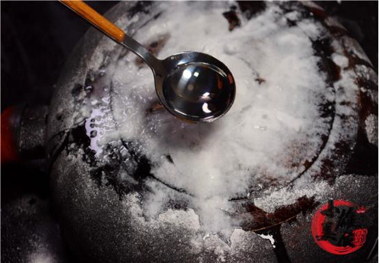 家里的炒菜锅特别脏教你一招清洁,用口罩怎样清理锅底的脏东西