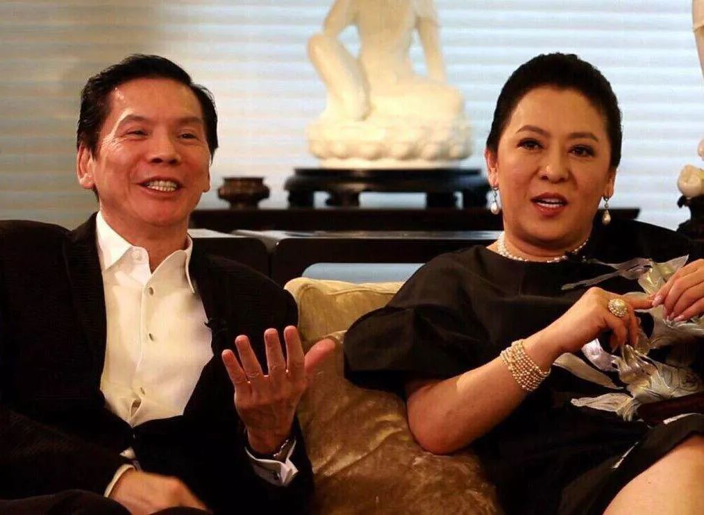 逼成龙下跪、掌掴曾志伟、封杀张柏芝?深扒向氏夫妇叱咤港圈史