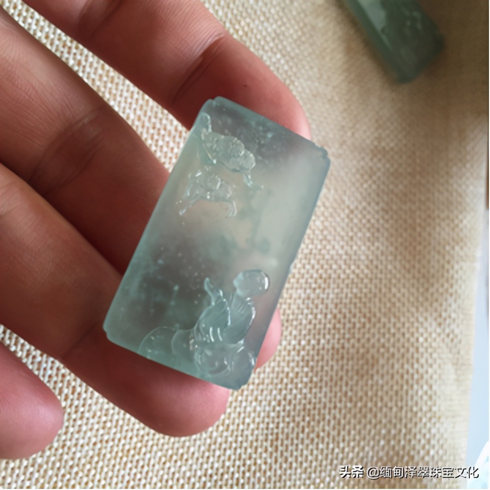 还在纠结选什么颜色,翡翠的棉纹跟裂的区别