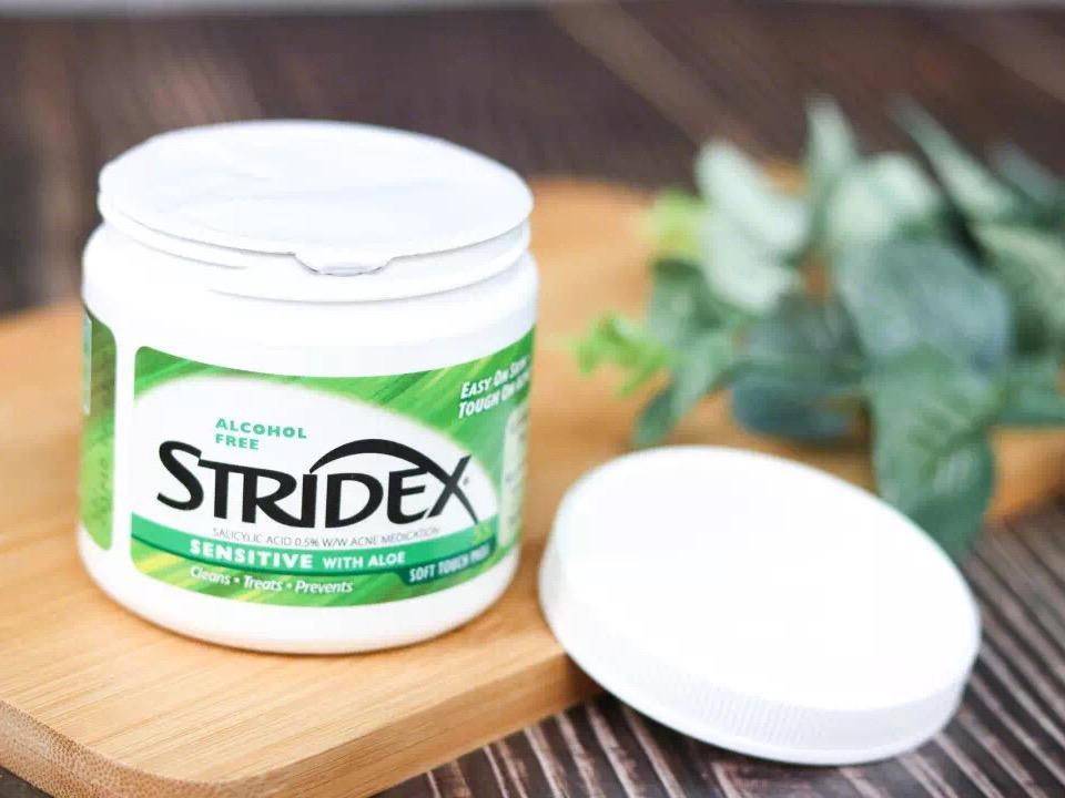 脸上有个光滑不痛不痒的小疙瘩,脸上皮肤粗糙长疙瘩是怎么回事