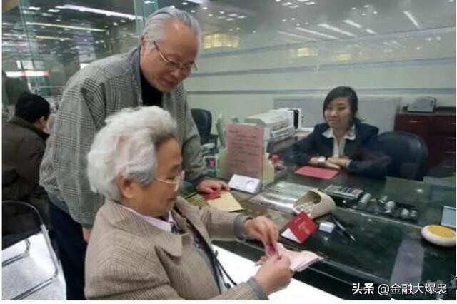 老人突然逝世银行存款怎么取出,老人突然死亡银行存款怎么支取