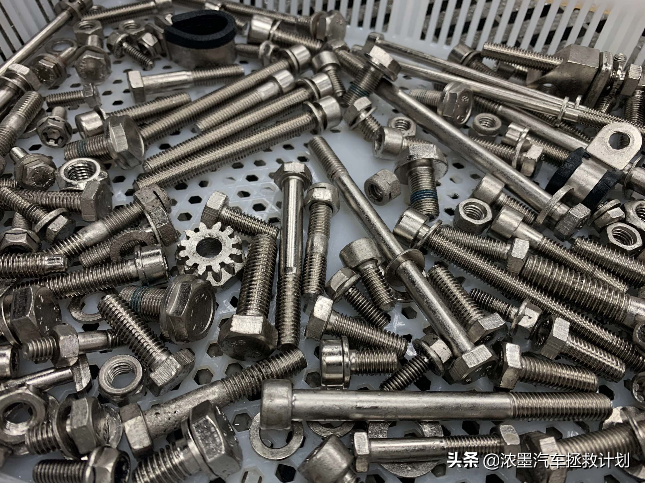 「妙手生花」重建一台战损级桑塔纳，带给它历经千般后的华丽重生