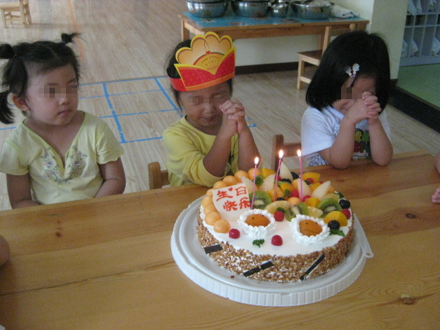 孩子生日要不要送蛋糕去幼儿园,孩子过生日要不要带蛋糕到幼儿园