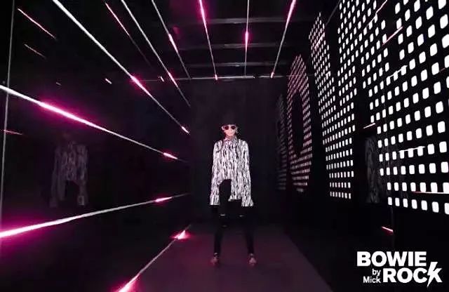 摇滚、坎普、Kaws：狂野又优雅的七月看展指南