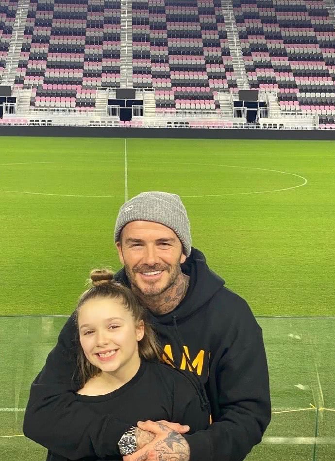 贝克汉姆抱孩子领孩子上街,贝克汉姆带儿子出现足球场