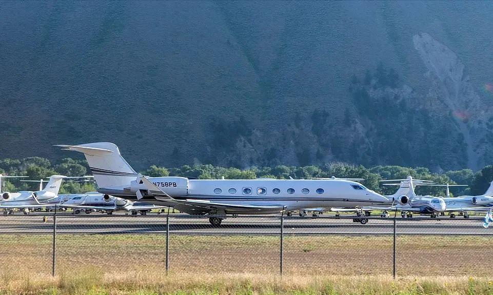 贝佐斯女友当街亲他一脸口红，浑身巨钻，富婆气息，转正的节奏？