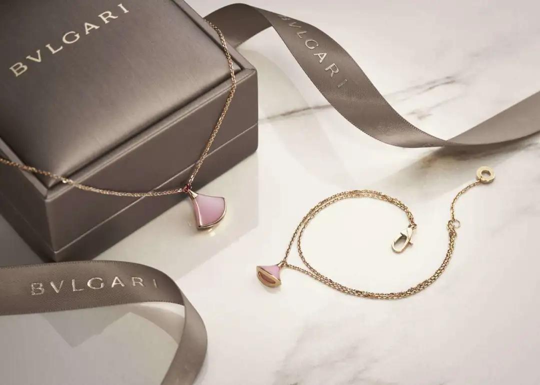 网上买的手链断在实体店修要钱吗,金手链断了维修怎么收费