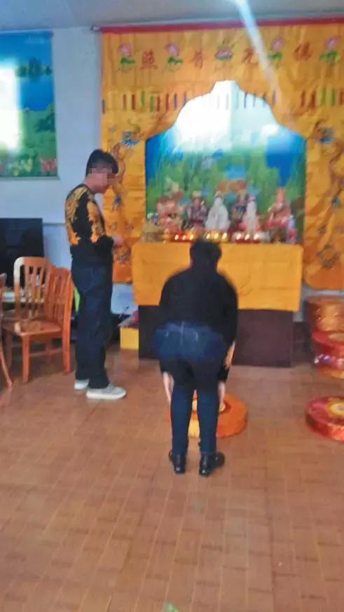 妈妈被杀受害者家属法庭暴怒瞬间,婴儿迷信致死事件