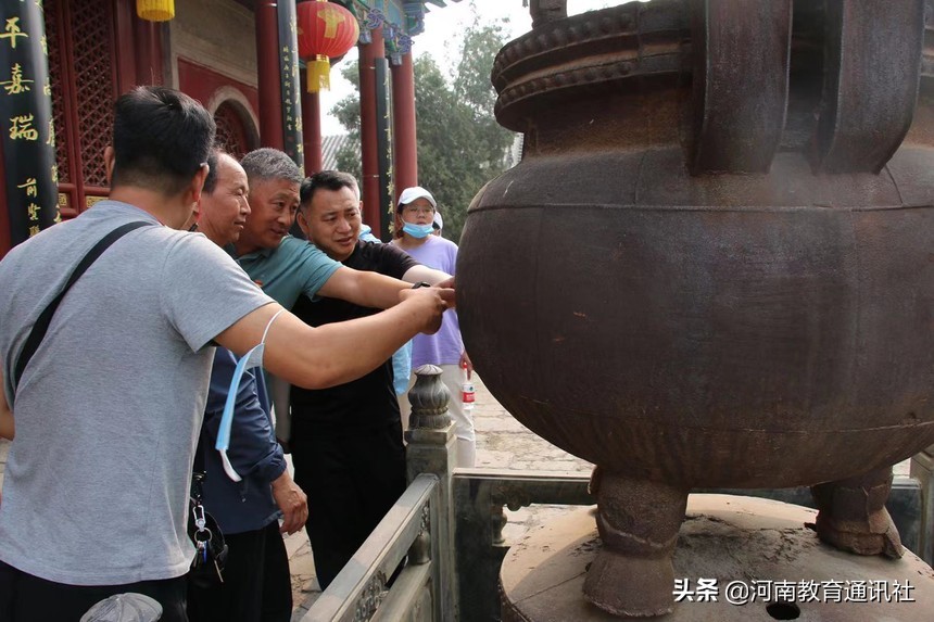 焦作四中组织*党**员教师到武陟县嘉应观、人民胜利渠开展*党**日活动