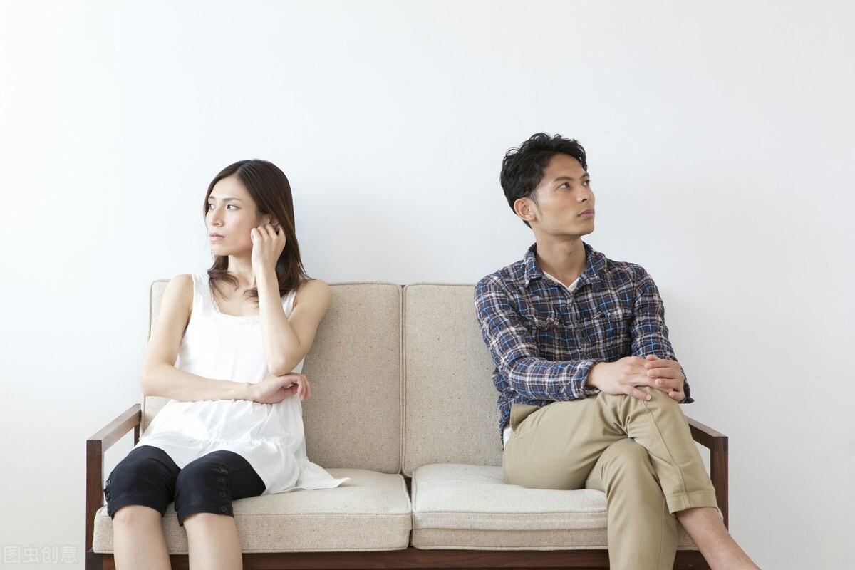 老婆偷见前任老公发现发飙,老婆偷看异性怎么办