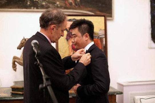 从央视名嘴到阶下囚，服刑六年仍被网友期待回归，芮成钢有何魅力