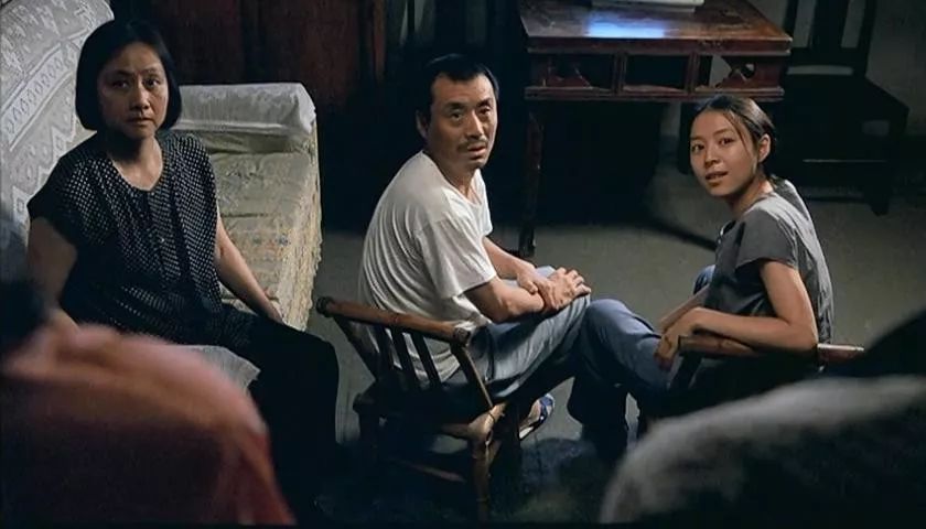 地位与张艺谋不相上下,他第一次做导演,扯掉了理想主义的遮羞布