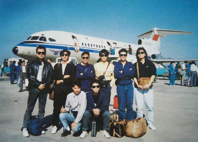 黄贯中转头看向黄家驹图片,黄贯中还会和黄家强追忆家驹么