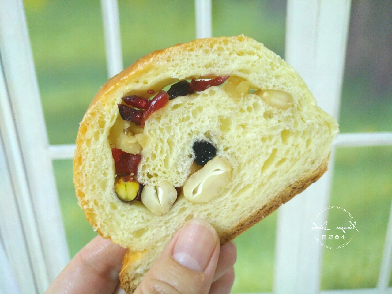 面包这个做法真简单，不用揉出手套膜，满满都是料，咬一口满嘴香