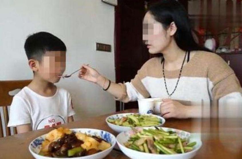 “这妈以后住养老院”，妈妈带娃吃汉堡，老板感慨母子20年后模样