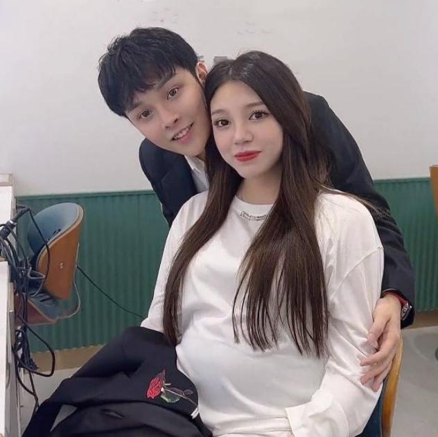 小猪先生终于官宣领证！不忘带货送香水，还戴假戒指晒照被群嘲