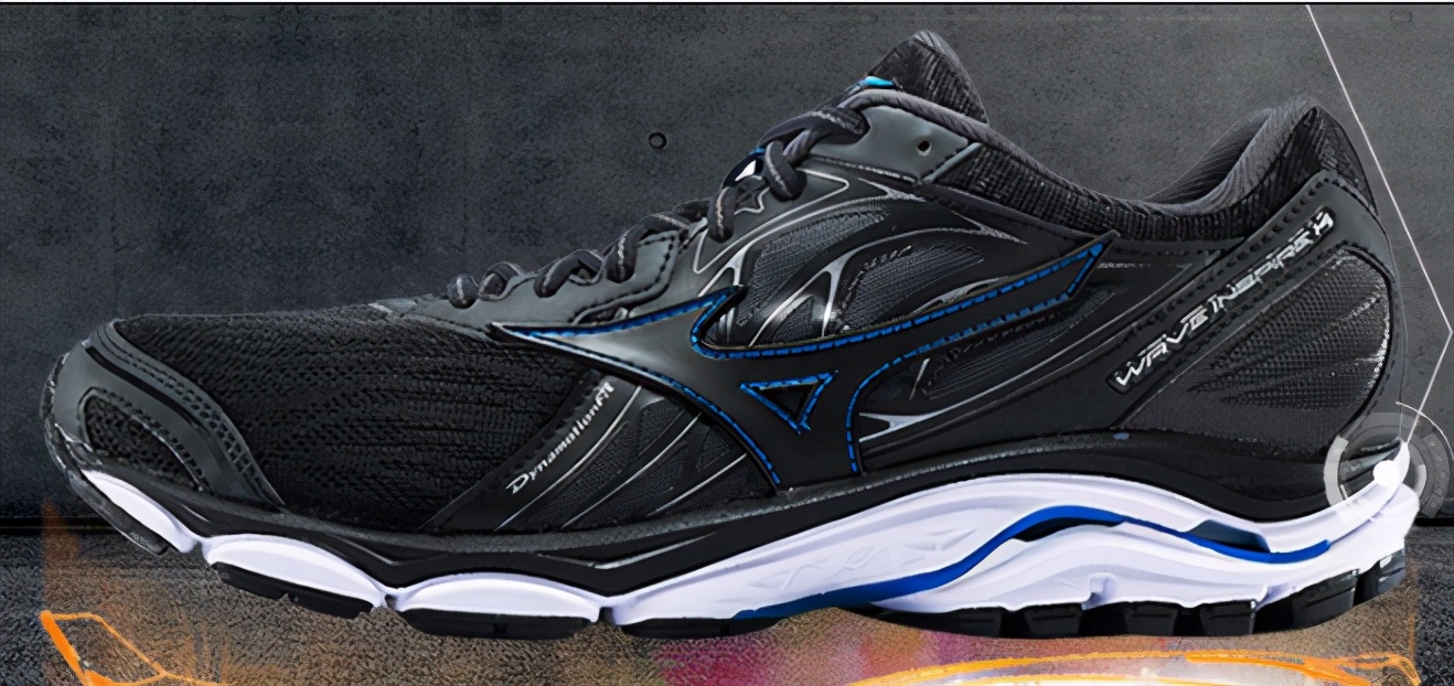 跑步选鞋子选轻的吗,买跑步鞋选网面还是革面