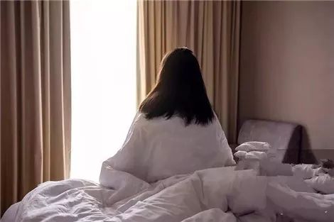 “小心，床对面有摄像头！”|20元，就能*窥偷**你的*生活性**