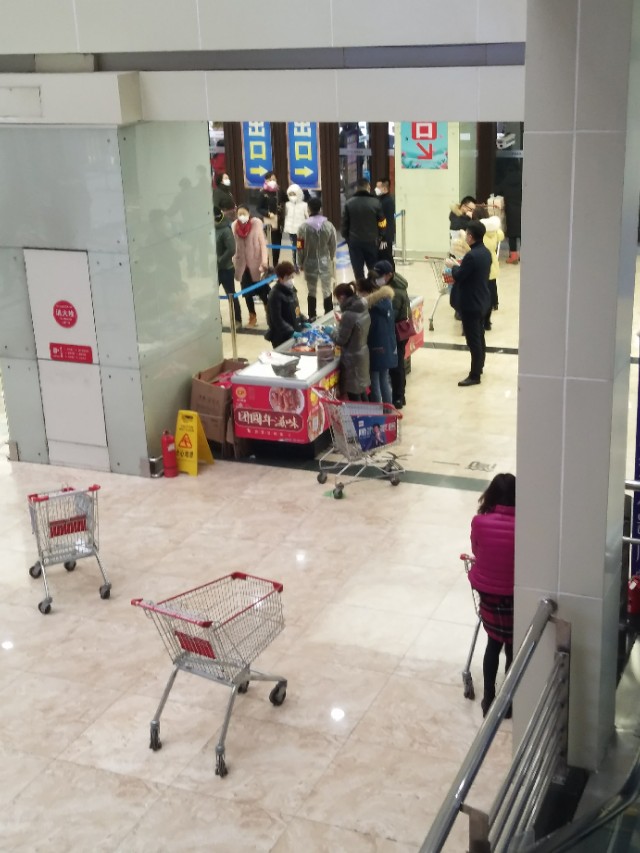 2月23号长春欧亚卖场的掠影，完全的智能检测系统，测体温不停步