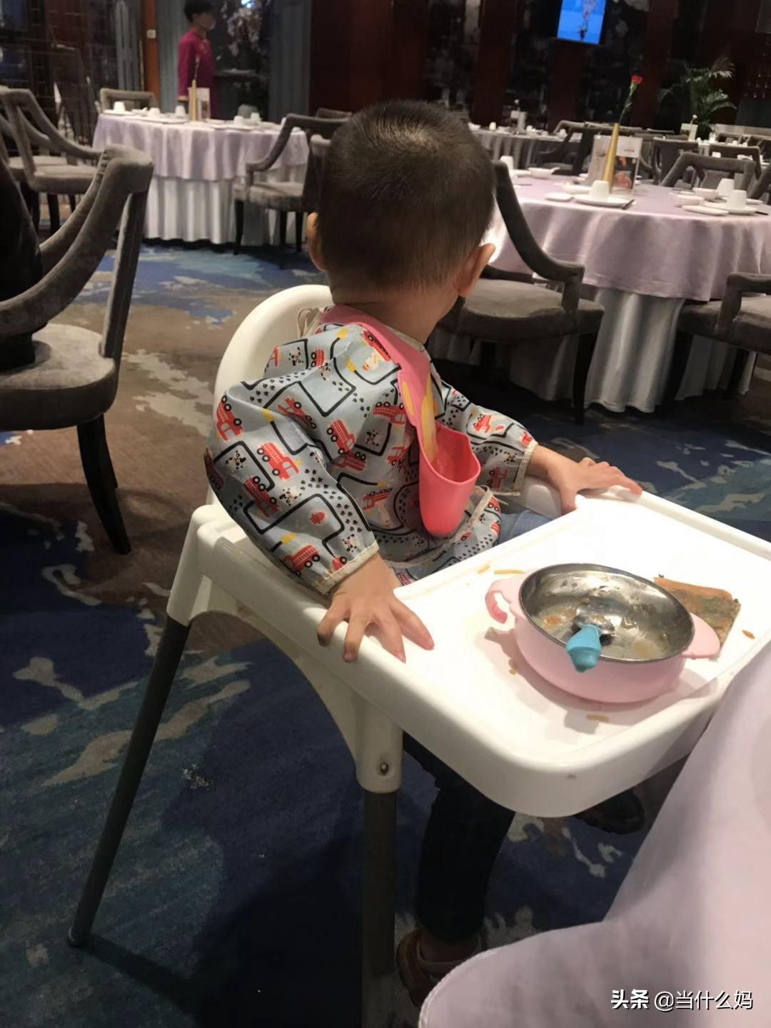 在辅食添加初期，就养成宝宝吃饭的几个好习惯，你需要这四种装备