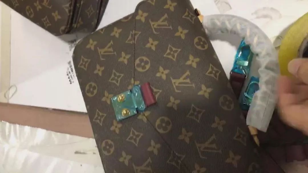 朋友去迪拜买古驰包是正品吗,在迪拜买的包是真的吗