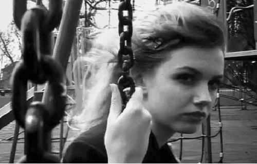 跟一个女生聊天怎么夸她,没有女生愿意被夸坚强