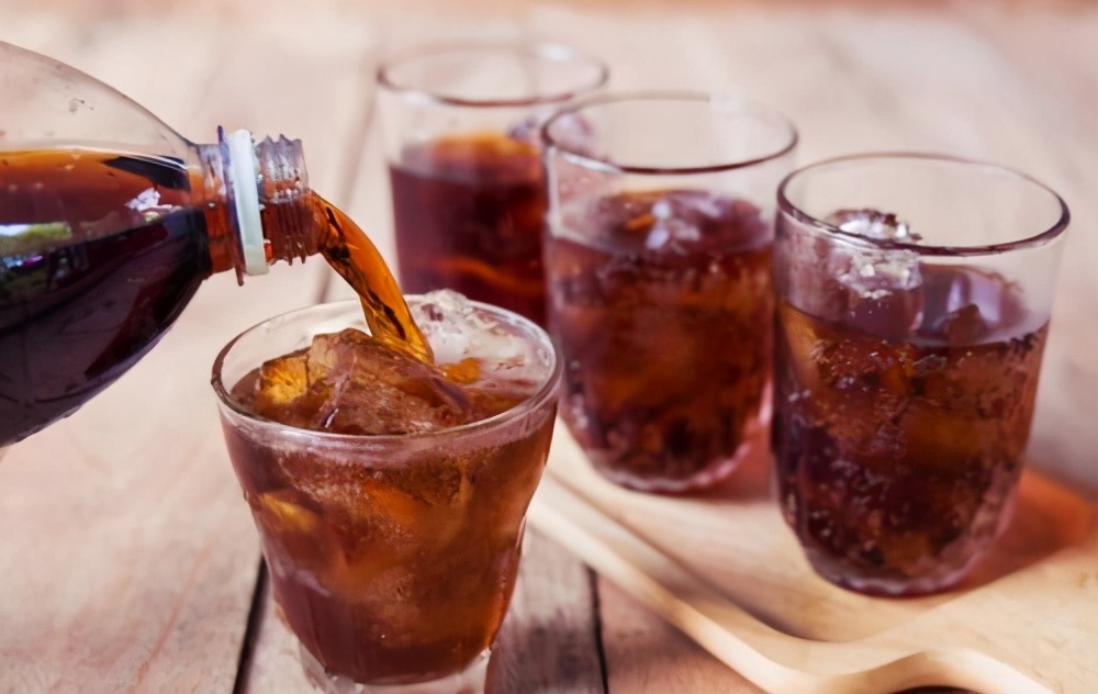 小孩经常喝可乐会有什么后果,男人经常喝可乐对身体有什么危害