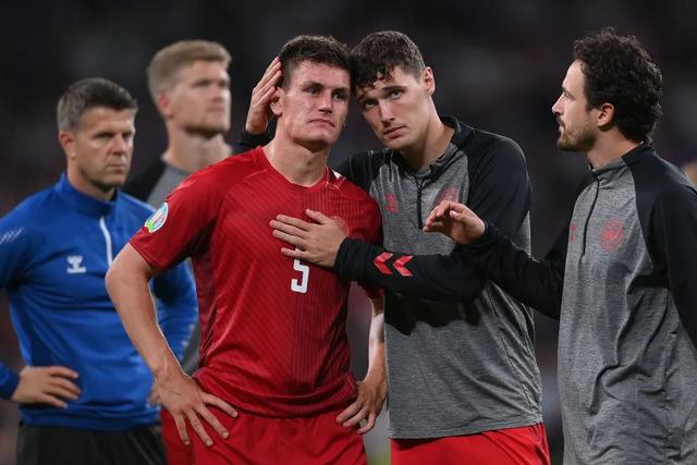 裁判巨大失误！斯特林造点瞬间，场上出现2个足球，丹麦队被黑了