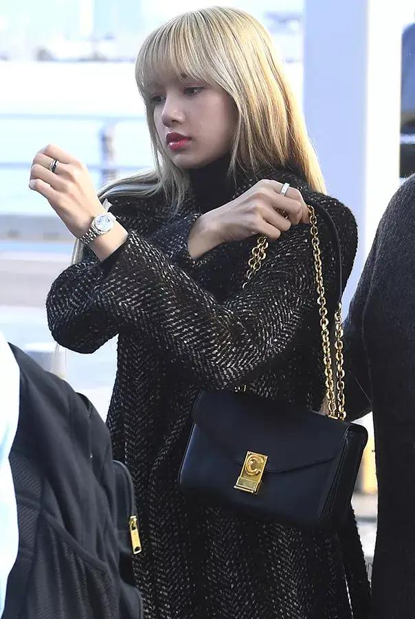 拥有lisa同款铁刘海,拥有香奈儿包包