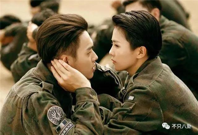 他俩到底分没分？甜蜜恋爱时怎么也没想到现在会撕成这样吧