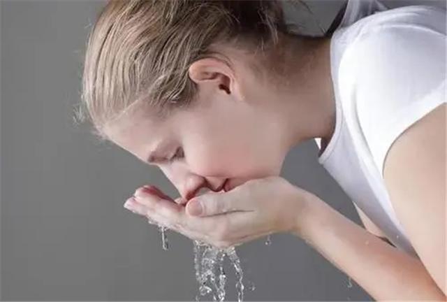 清水和洗面奶洗脸哪个好,用清水洗脸和用洗面奶洗脸的区别