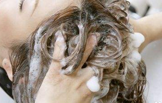 居家染发用洗发水洗吗,染发冲洗用洗发水吗