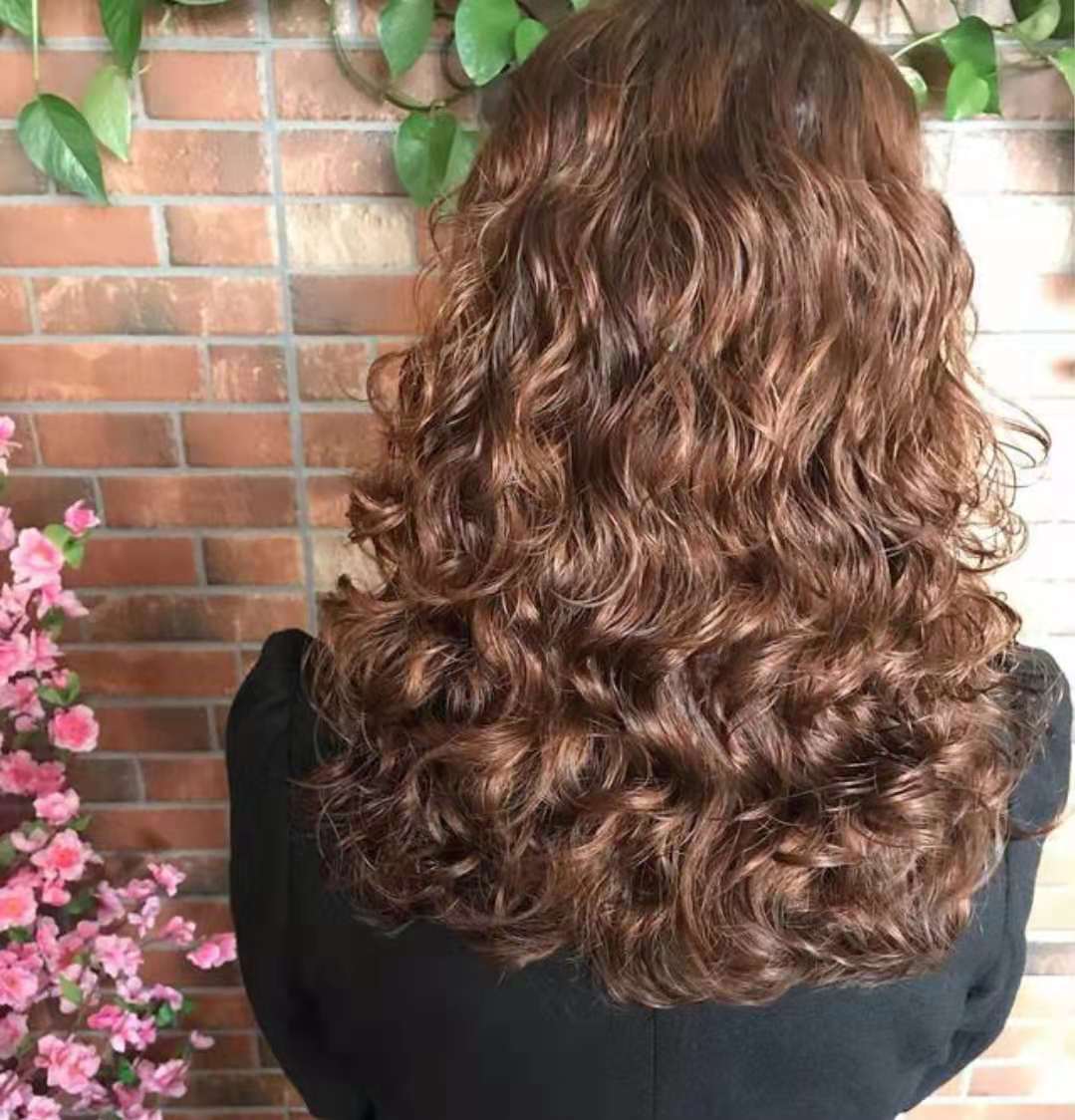 女人过了50岁发型首选烫小卷,50岁女人烫满头小卷