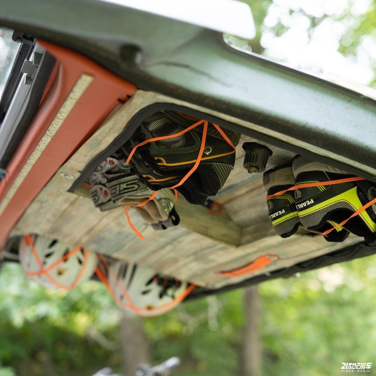 小伙买八手车,小伙买了6米8房车