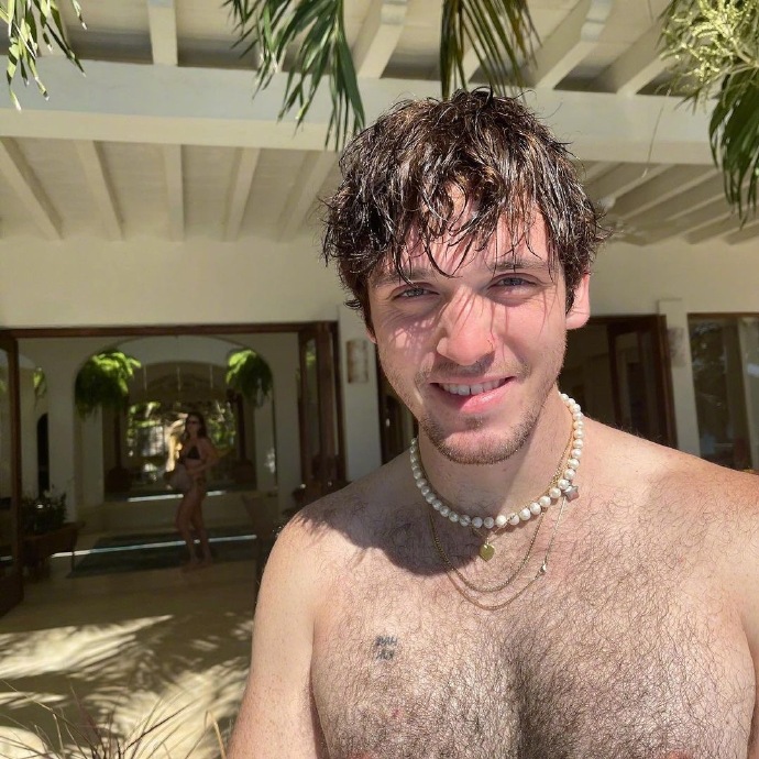 美*歌国**手与女友当众搂腰亲热，隔衣咬胸画面大胆，女友亲密坐大腿