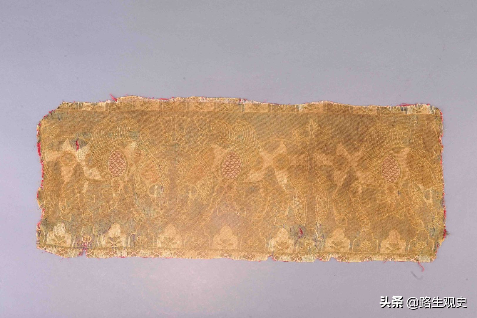 马步芳盗挖青海都兰古墓，派1个工兵营进驻，拿走金银器留下丝绸