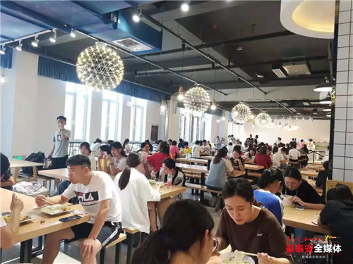 我说这是*安泰**一所大学里的餐厅，你信吗？