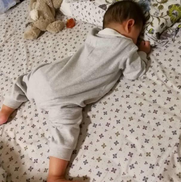 婴儿晚上睡觉翻来覆去在床上打转,婴儿翻来覆去打转