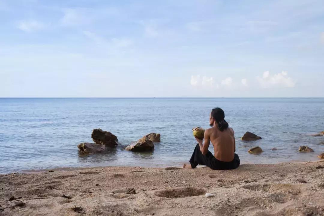 他卖掉豪宅搬进山洞，做出一个全世界风景最好的厕所