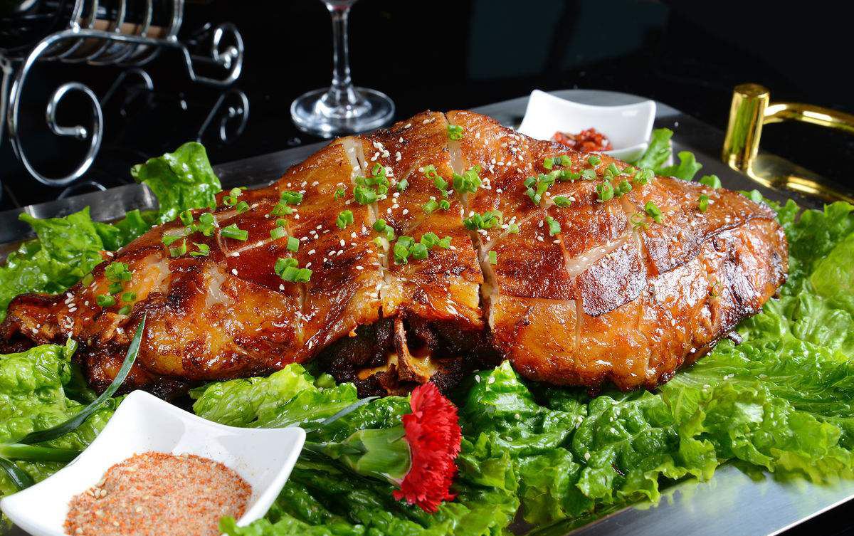 烤全羊是不是内蒙古的传统美食,超级正宗的蒙古菜烤全羊