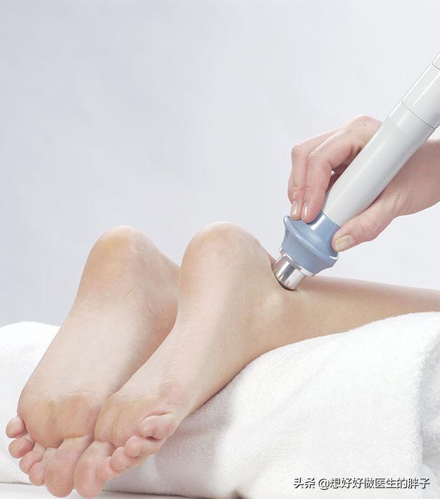 跑步脚后跟轻微疼痛可以继续跑么,时间久了不跑步突然跑步脚后跟疼