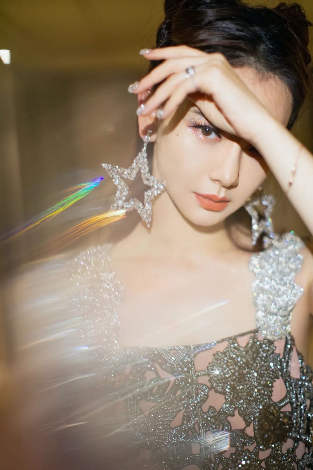 亮片眼妆带钻,戚薇绿色眼影妆容教程