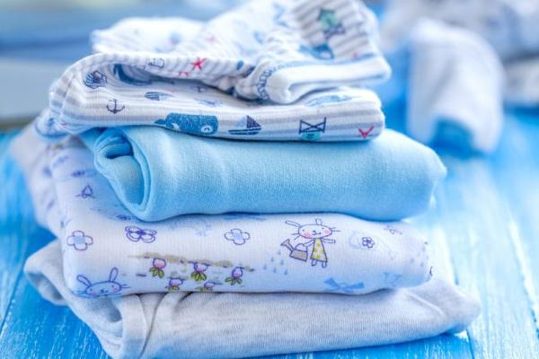 奶奶天天给宝宝穿脏衣服,宝宝一换洗衣服就起疹子