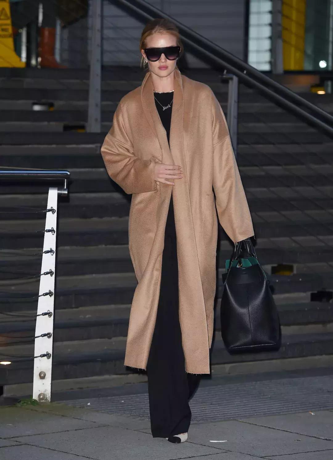 这个冬季时髦精都是这么穿大衣的,时髦的人喜欢这样穿