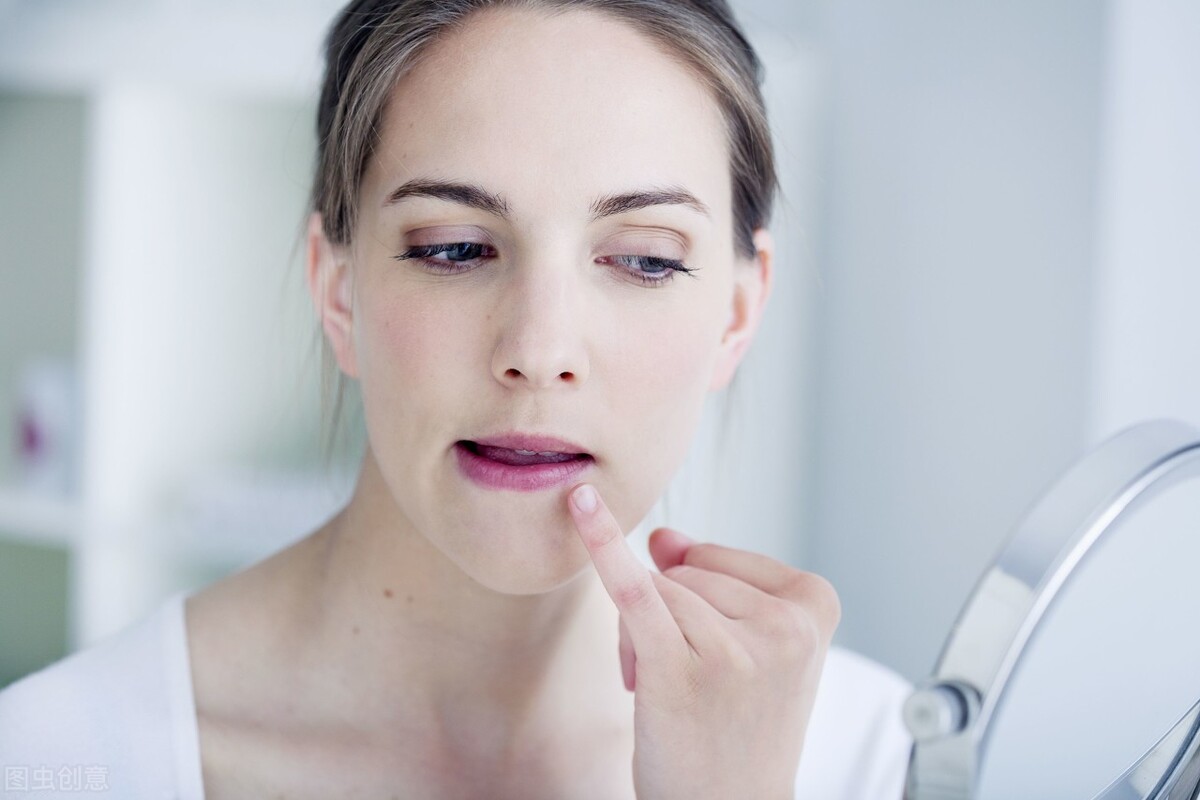 下巴总是反复长痘是哪个器官不好,嘴下巴反复长痘是什么原因引起的