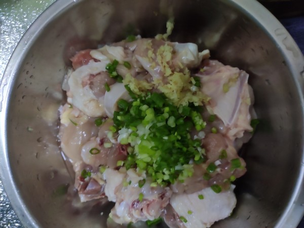 清蒸鸡怎么蒸不会变黑,整只鸡蒸要怎么蒸才多汁