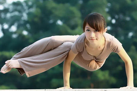 腰部赘肉瑜伽视频教程,改善侧腰赘肉坐着的瑜伽体式