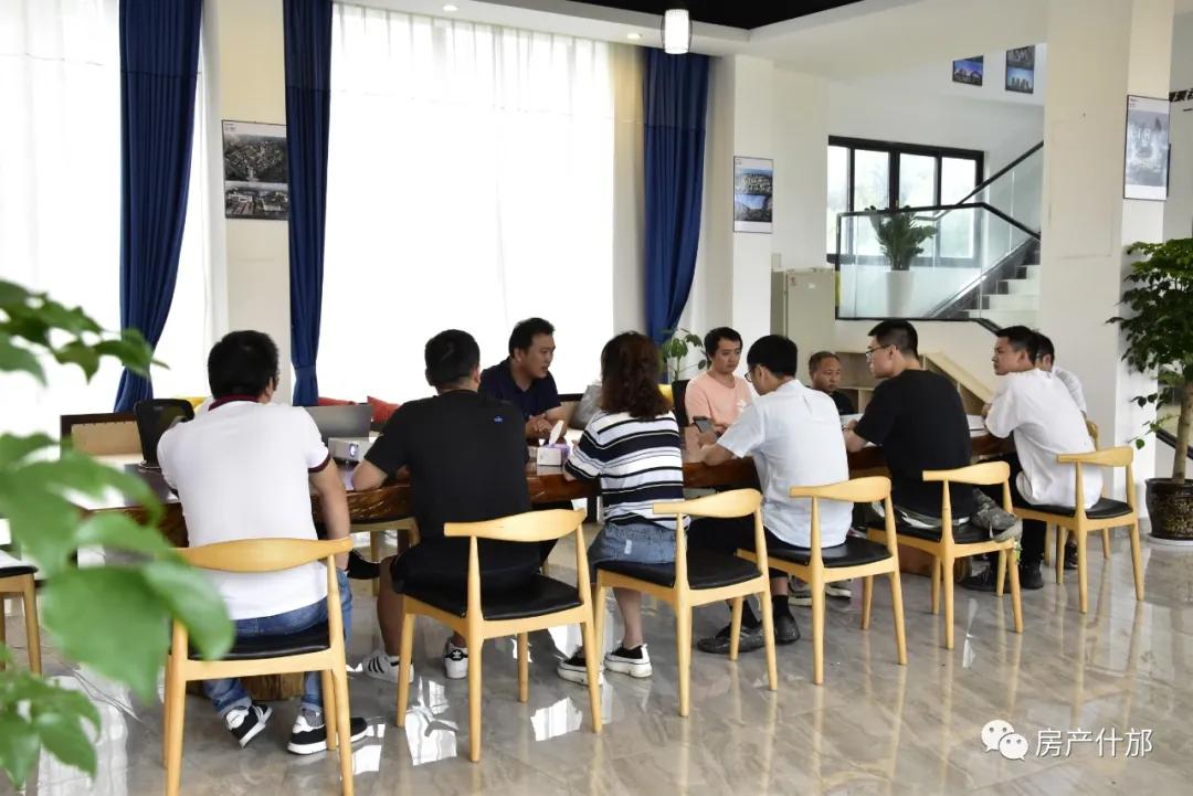 什邡多家本土开发商、施工方齐聚城西这栋叠拼内，所为何事？